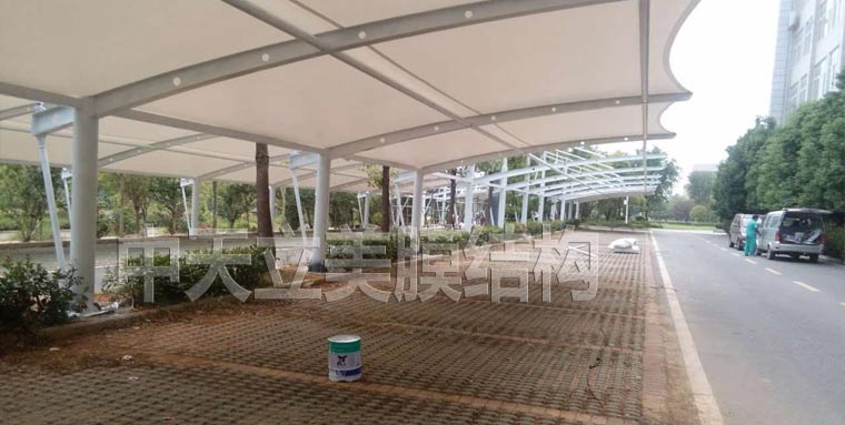 中天立美車棚現(xiàn)場(chǎng)拉膜