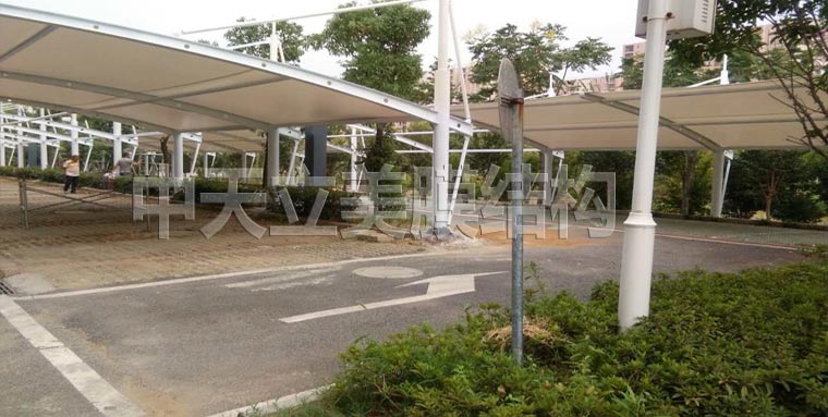 中天立美車棚現(xiàn)場(chǎng)拉膜